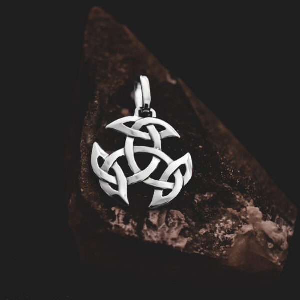 stříbrný přívěsek amulet keltský uzel