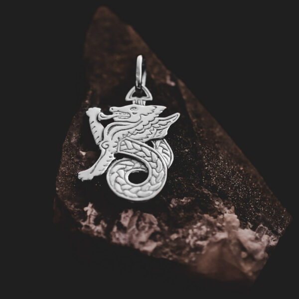 stříbrný přívěsek amulet keltský drak