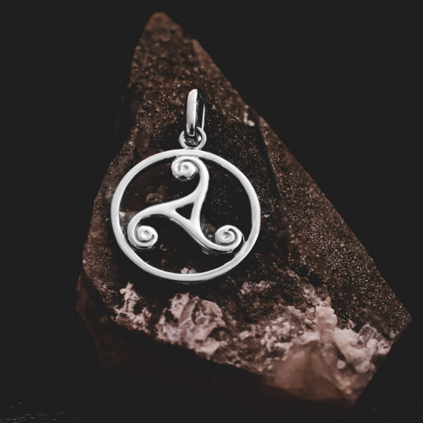 stříbrný přívěsek amulet keltský trojitý uzel