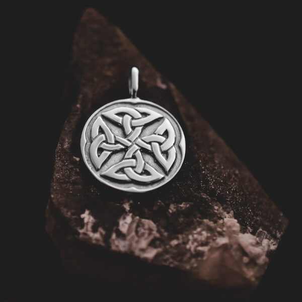 stříbrný přívěsek amulet keltský uzel